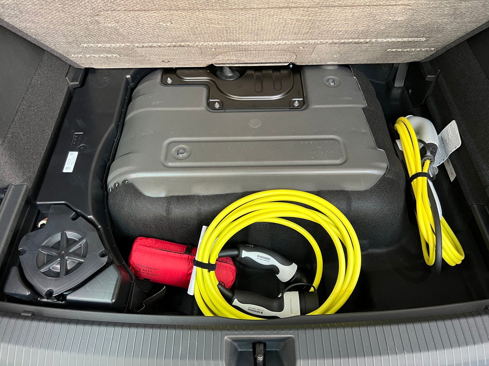 Fahrzeugabbildung Volkswagen Tiguan R-Line 1,5 TSI Hybrid DSG + AHK + Head-Up