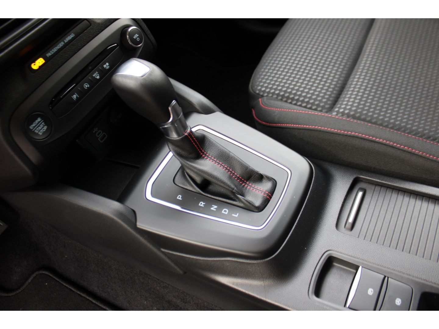 Fahrzeugabbildung Ford Focus Turnier ST-Line ACC LED TWA Navi DAB GJR R