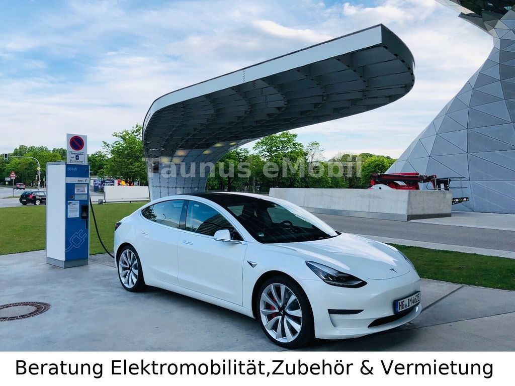 Tesla Model 3 Performance Autopilot + FSD – mieten!