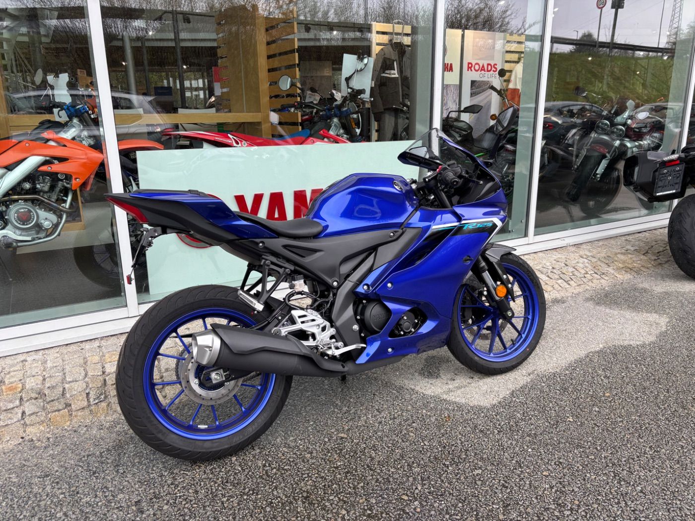 Fahrzeugabbildung Yamaha YZF- R125 mit Quickshifter und viel Zubehör