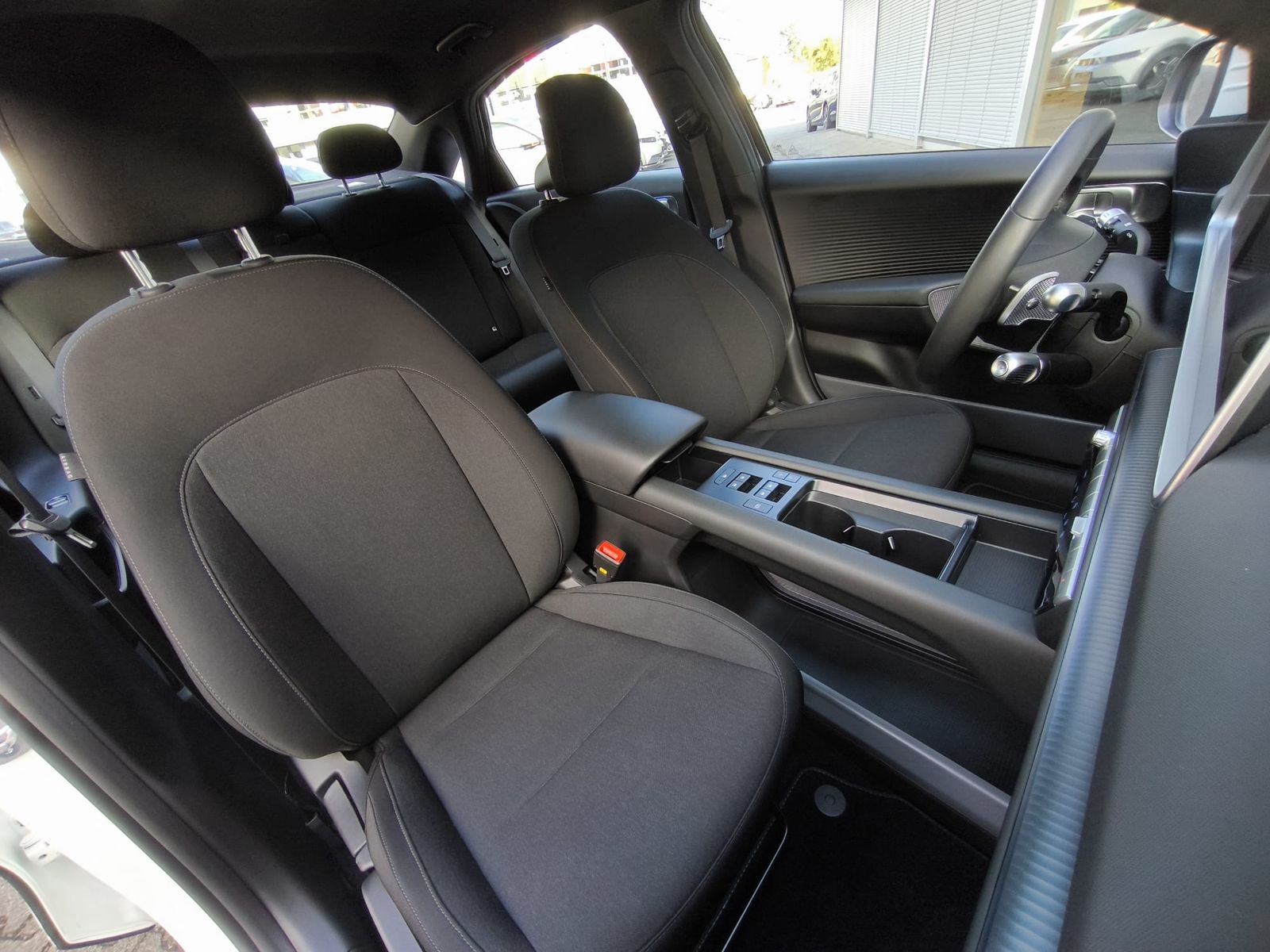 Fahrzeugabbildung Hyundai Ioniq 6 2WD NAVI+LED+SHZ+KAMERA+DAB+PDC+ACC+18"+