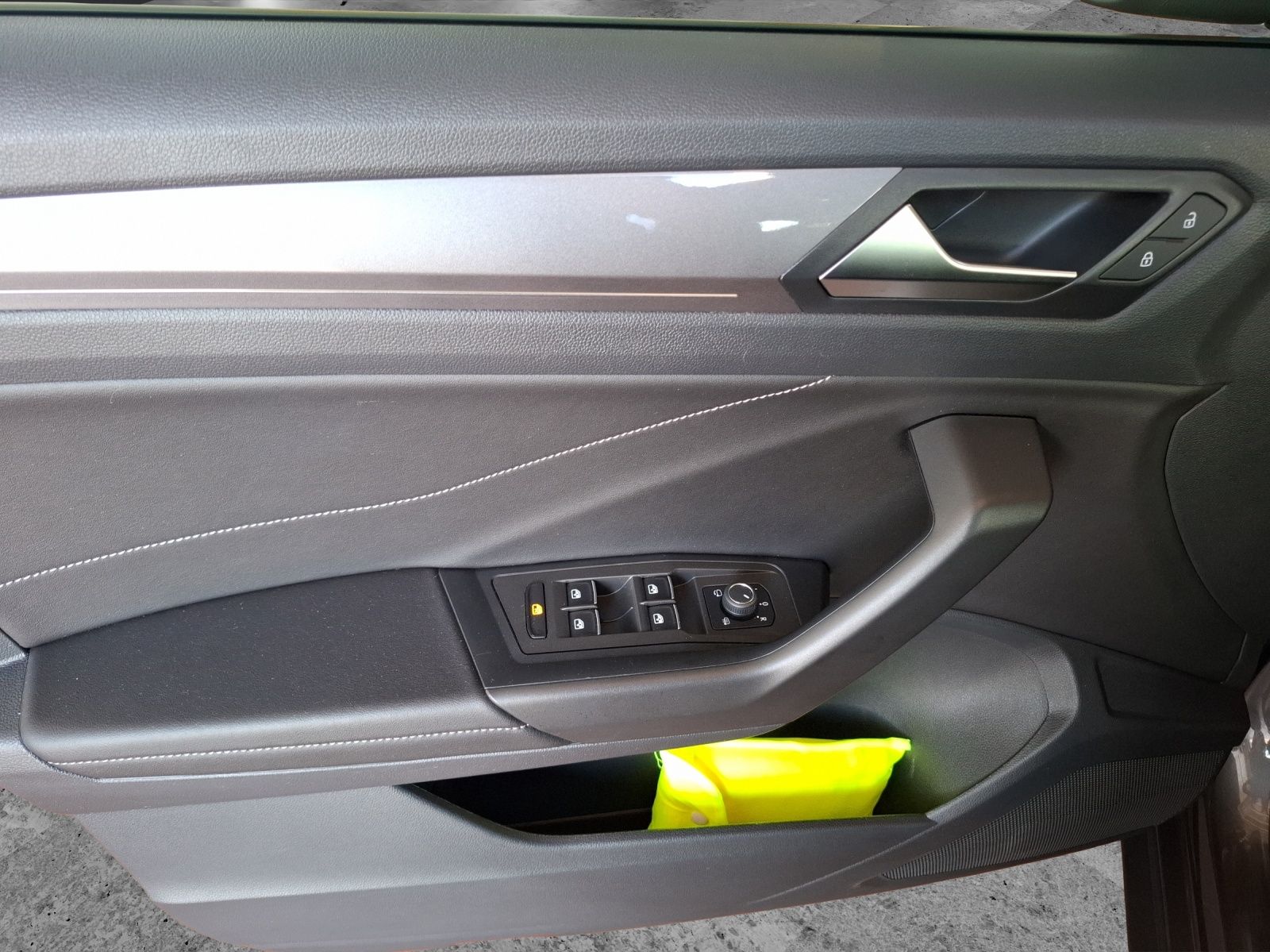 Fahrzeugabbildung Volkswagen T-Roc TSI Style DSG STH LED AHK Navi AID ACC RFK