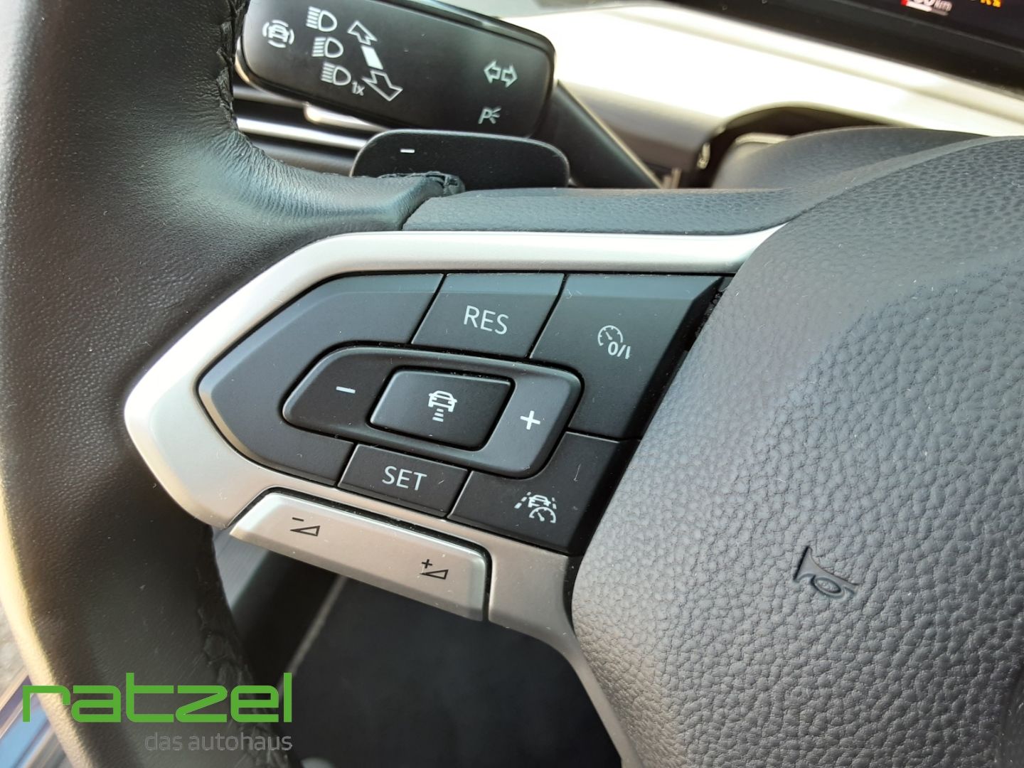 Fahrzeugabbildung Volkswagen Golf VIII Style 1.5 eTSI DSG  Memory Sitze Massa