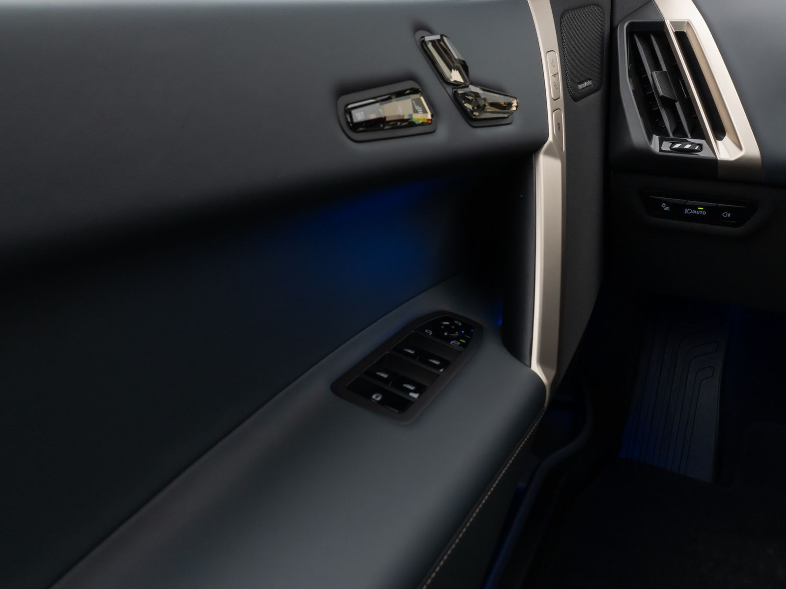 Fahrzeugabbildung BMW iX xD40  Sport 360° Laser HUD DAB H/K AHK 22Zoll