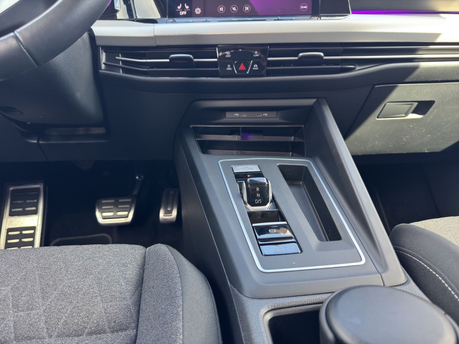 Fahrzeugabbildung Volkswagen Golf VIII 1.5 eTSI ACC/Apple/Ambiente/Keyless