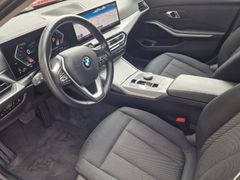 Fahrzeugabbildung BMW 320dA xDrive Touring Navi LED SiHz Tempo PDC AHK