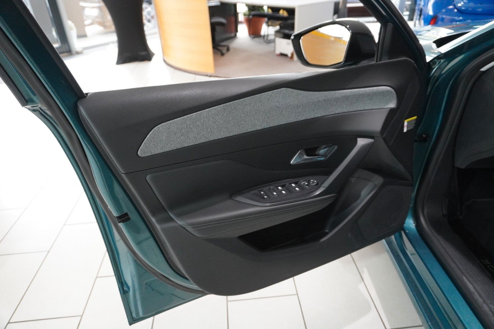 Fahrzeugabbildung Peugeot 308 SW 1.2 HYBRID ALLURE DSC NAVI/LED/KAMERA/DAB