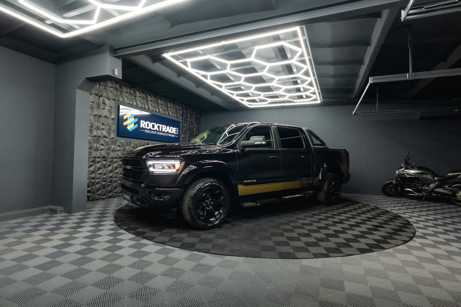Fahrzeugabbildung Dodge RAM 5.7 V8 HEMI 4x4 OFFROAD Night GOLD EDITION