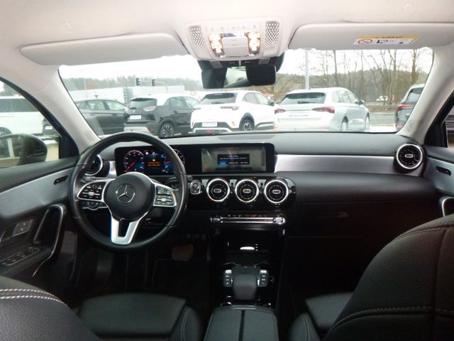 Fahrzeugabbildung Mercedes-Benz A 180 >AUT/NAVI/Sitzheiz/SR NEU<