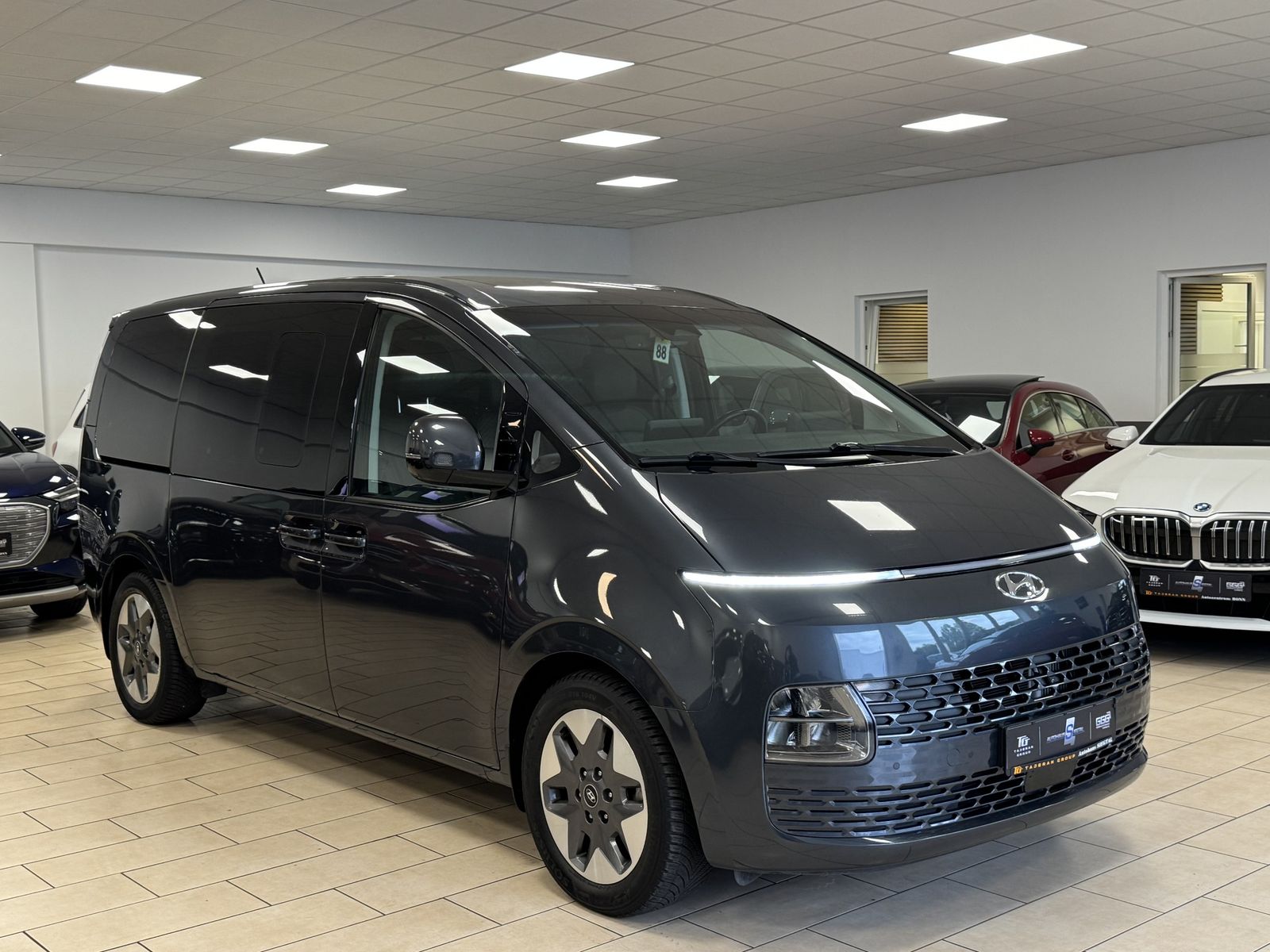 Hyundai Staria Prime 9-Sitzer Leder Pano 360Cam ACC LED imagem 3