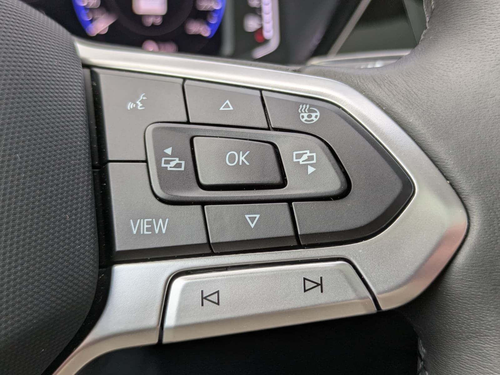 Fahrzeugabbildung Volkswagen Touran 2.0 DSG R-Line High. Pano 7-Si IQ.Dri AHK