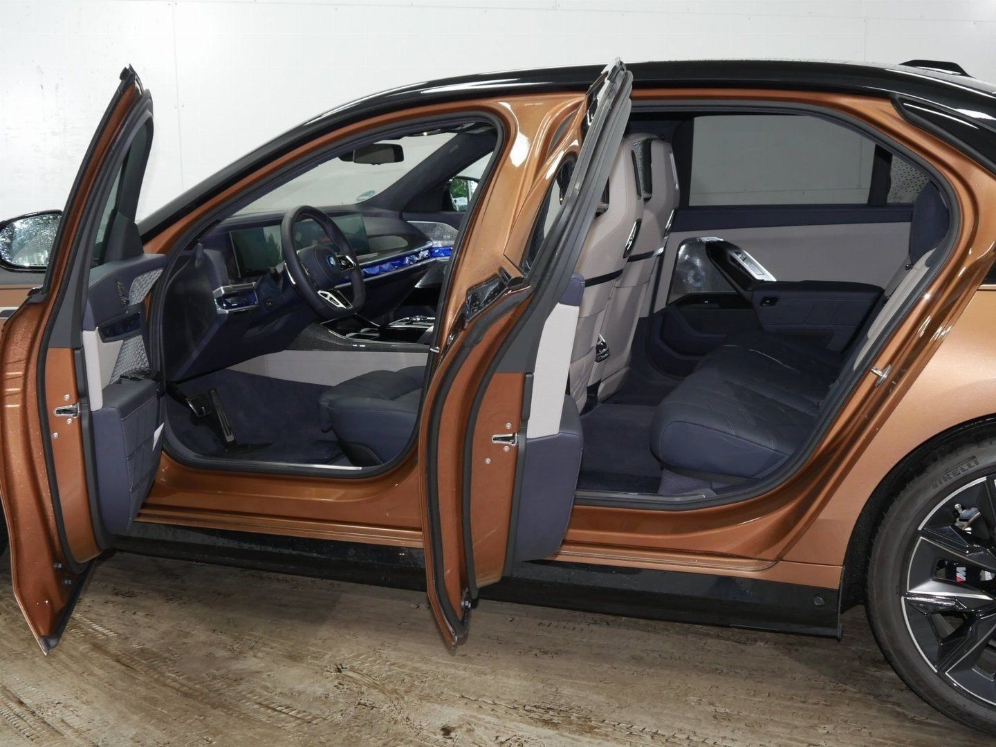Fahrzeugabbildung BMW i7 M70 xDrive Limousine Sonderlackierung B&W Sur