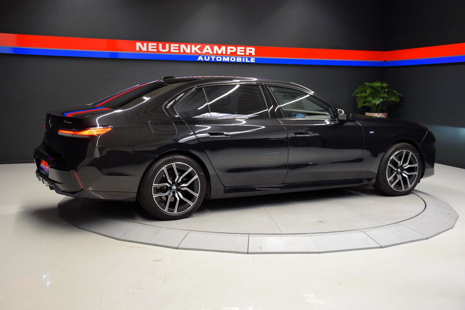 Fahrzeugabbildung BMW 740 d xDrive M Sport Pano Memory Luft B&W STHZ