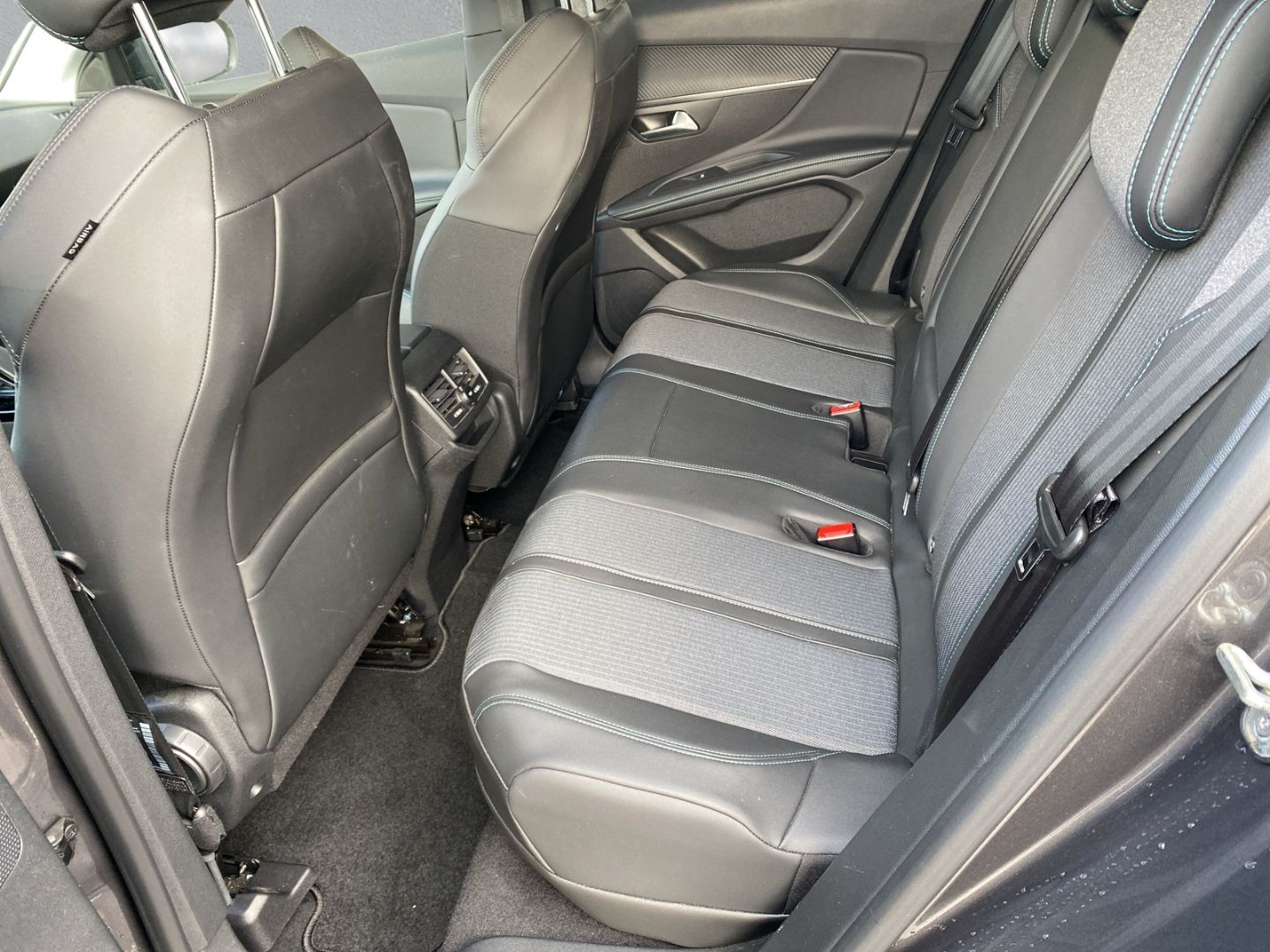 Fahrzeugabbildung Peugeot 3008 Hybrid 225 Allure 1.6 Plug-In EU6d EAT8