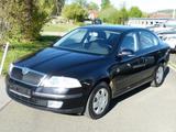 Skoda Octavia Team Edition 1.6 [KLIMA/CD/PDC/SHZ] - Skoda Octavia mit Benzin-Antrieb: Limousine, 1.6