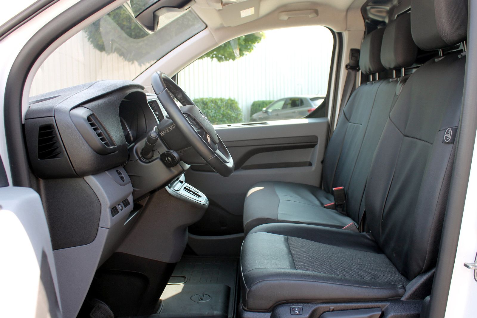 Fahrzeugabbildung Opel Vivaro-e Kasten M 75kWh Elegance 360° PDC TEMP