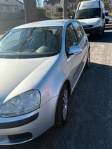 Volkswagen Auto Golf 5 1,6 Benzin - Volkswagen Golf aus 2004: 1.6