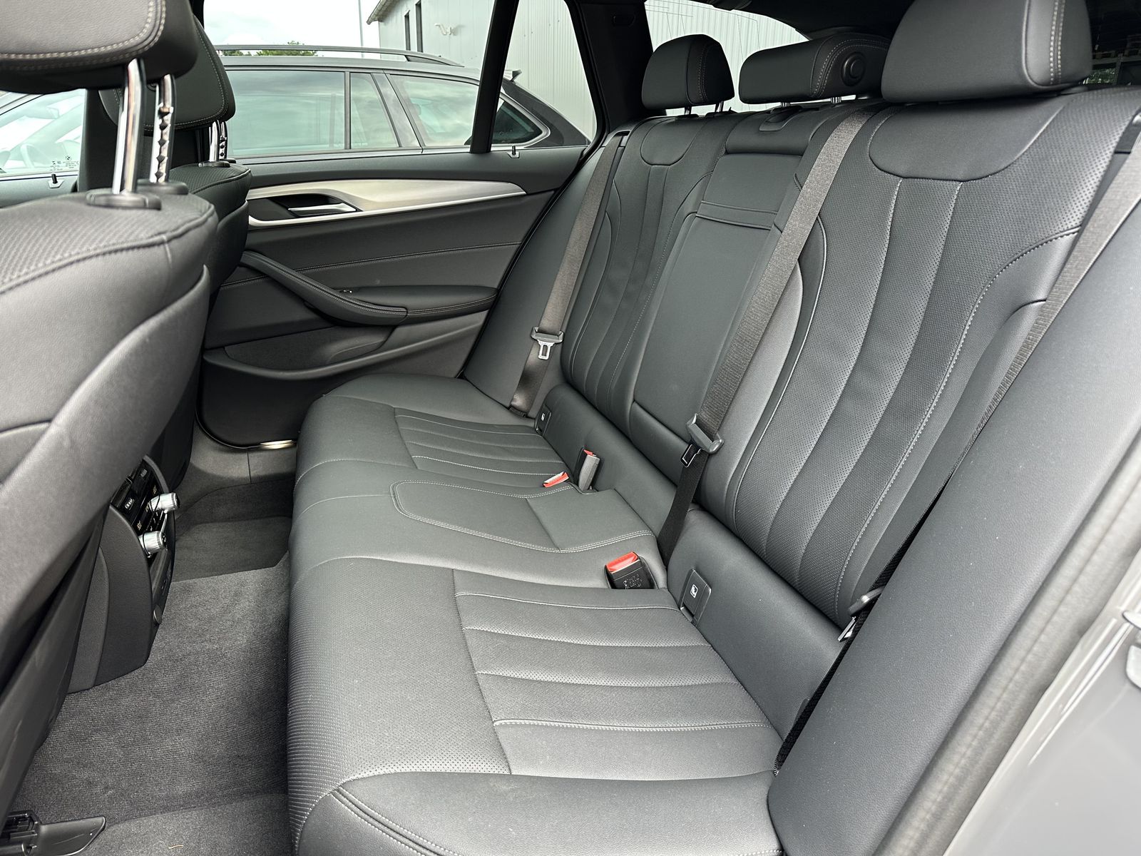 Fahrzeugabbildung BMW 520d Touring xDrive M-Sport NAV+LED+PANO+KAMERA