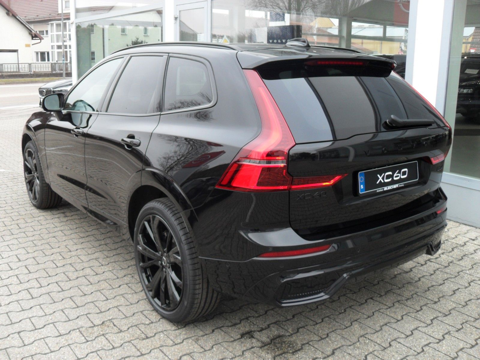 Fahrzeugabbildung Volvo XC 60 B5 Plus Black Edition AWD
