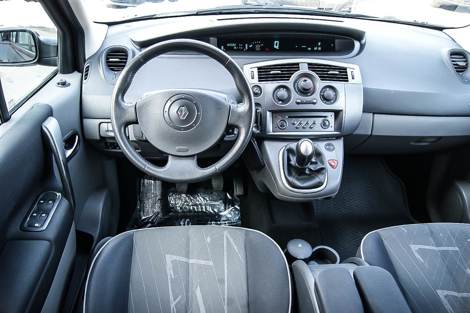 Fahrzeugabbildung Renault Scenic II 1.6i Dynamique Confort Klima