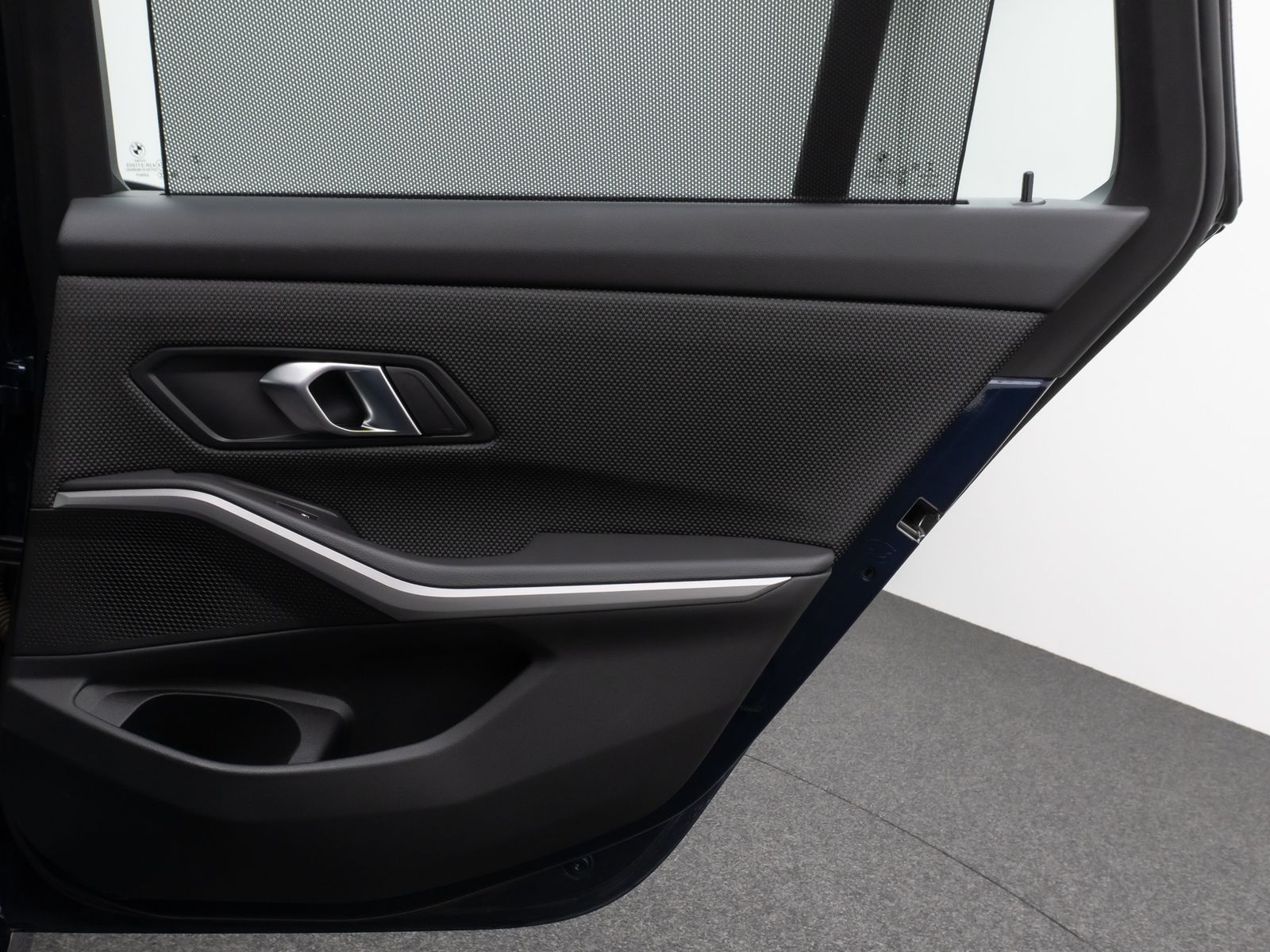 Fahrzeugabbildung BMW 330e Individual DAB HiFi Fernlichtassist PDC LED