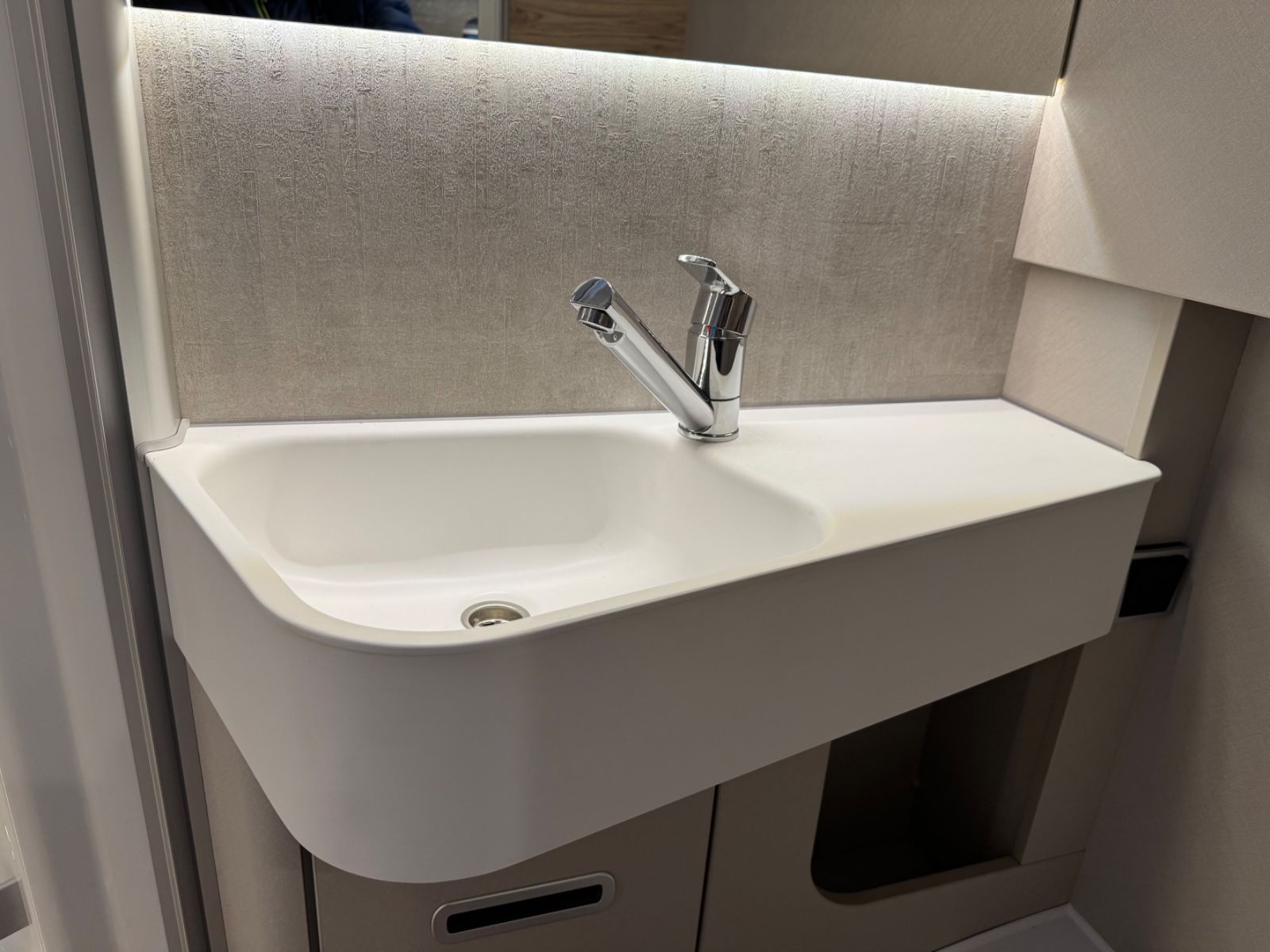Fahrzeugabbildung HYMER / ERIBA / HYMERCAR Exsis I 580 -Pure - 16.216€ Sparen!