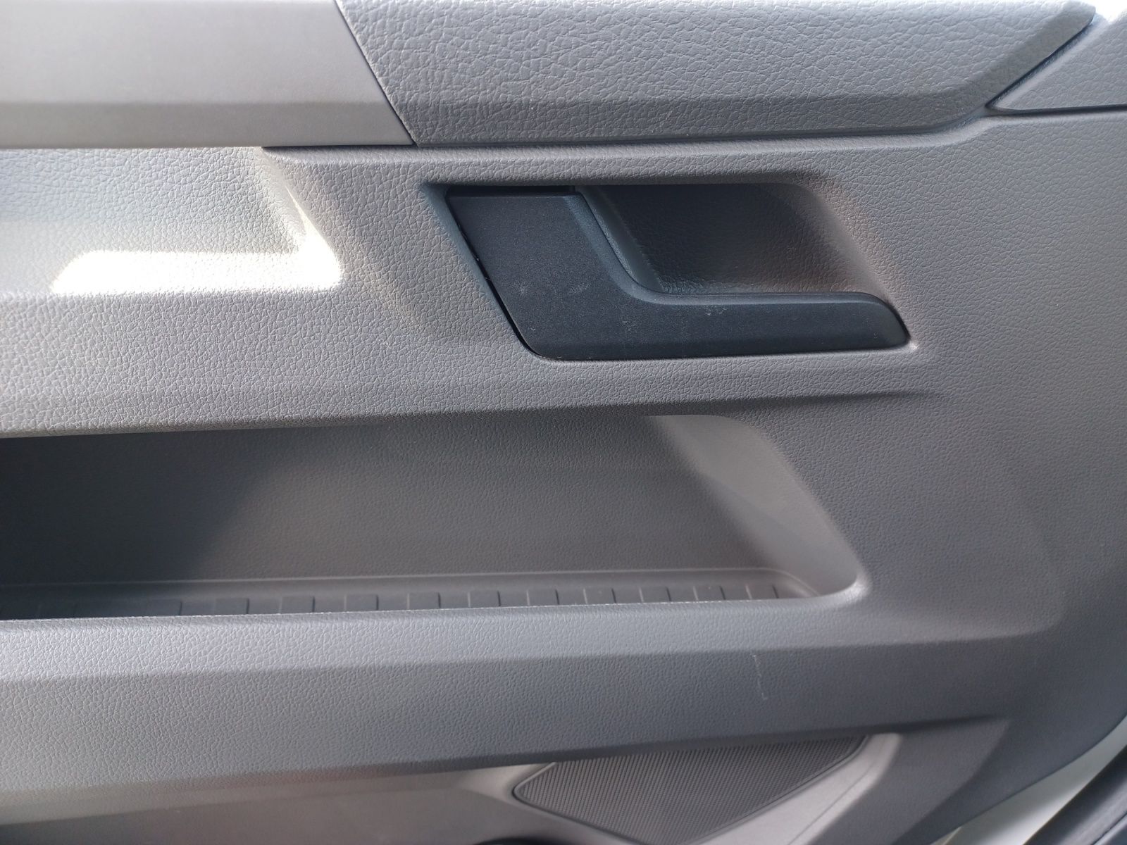 Fahrzeugabbildung Volkswagen T6 Kombi T6.1 TDI 9-Sitzer LR Klima GRA RFK SH