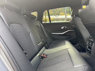 BMW 330e xDrive Touring A Head-Up HiFi DAB LED RFK