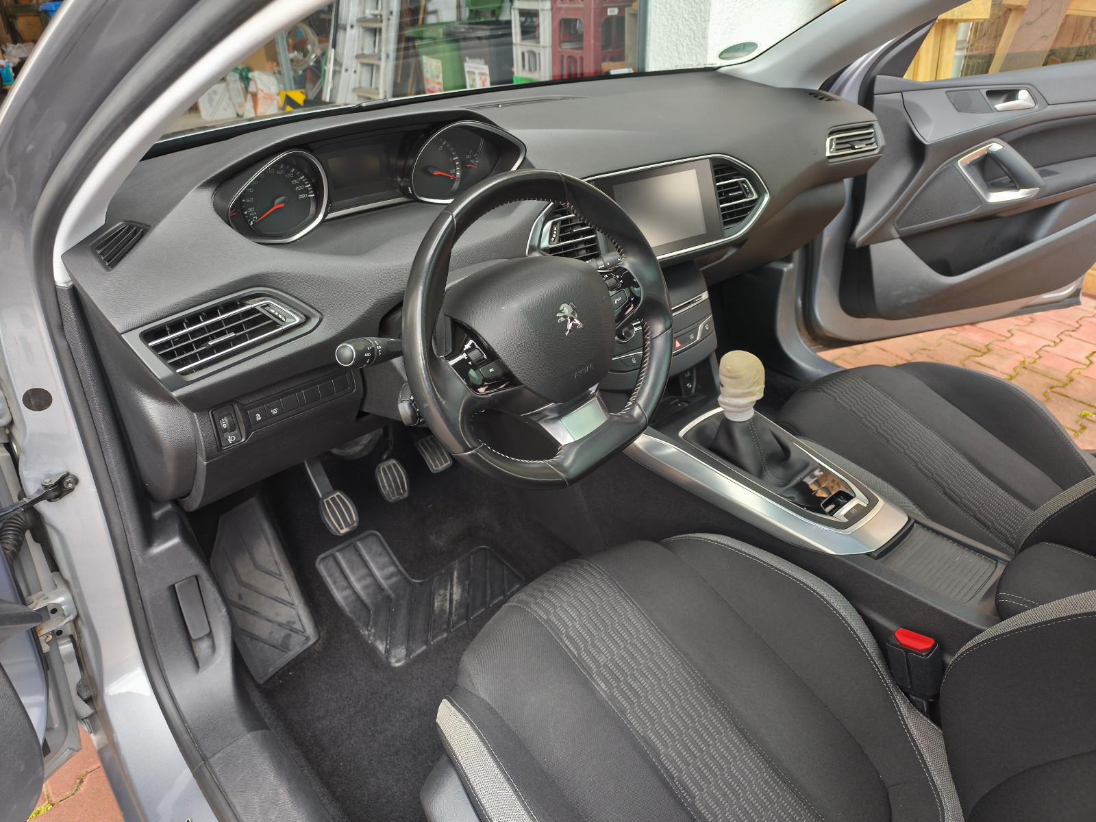 Peugeot 308 2015 — двигун 1.560 cm³, 120 HP (88kW)