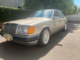Mercedes-Benz W124 230E Oldtimer - Mercedes-Benz 230 in Stuttgart