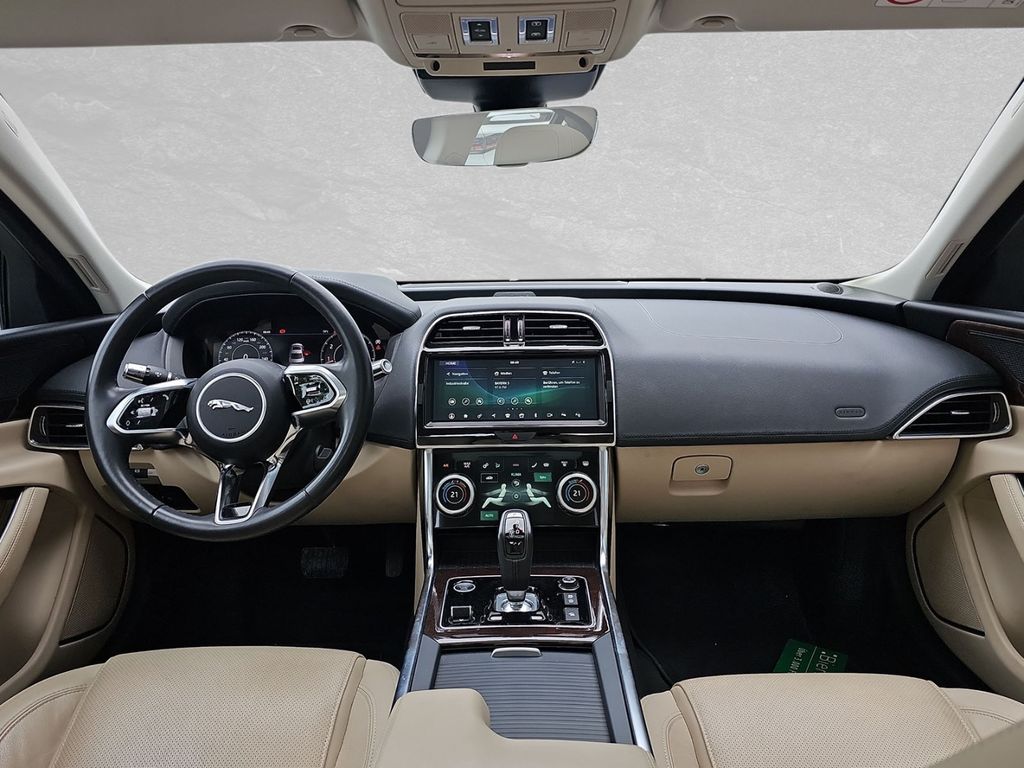 Jaguar XE P250 SE
