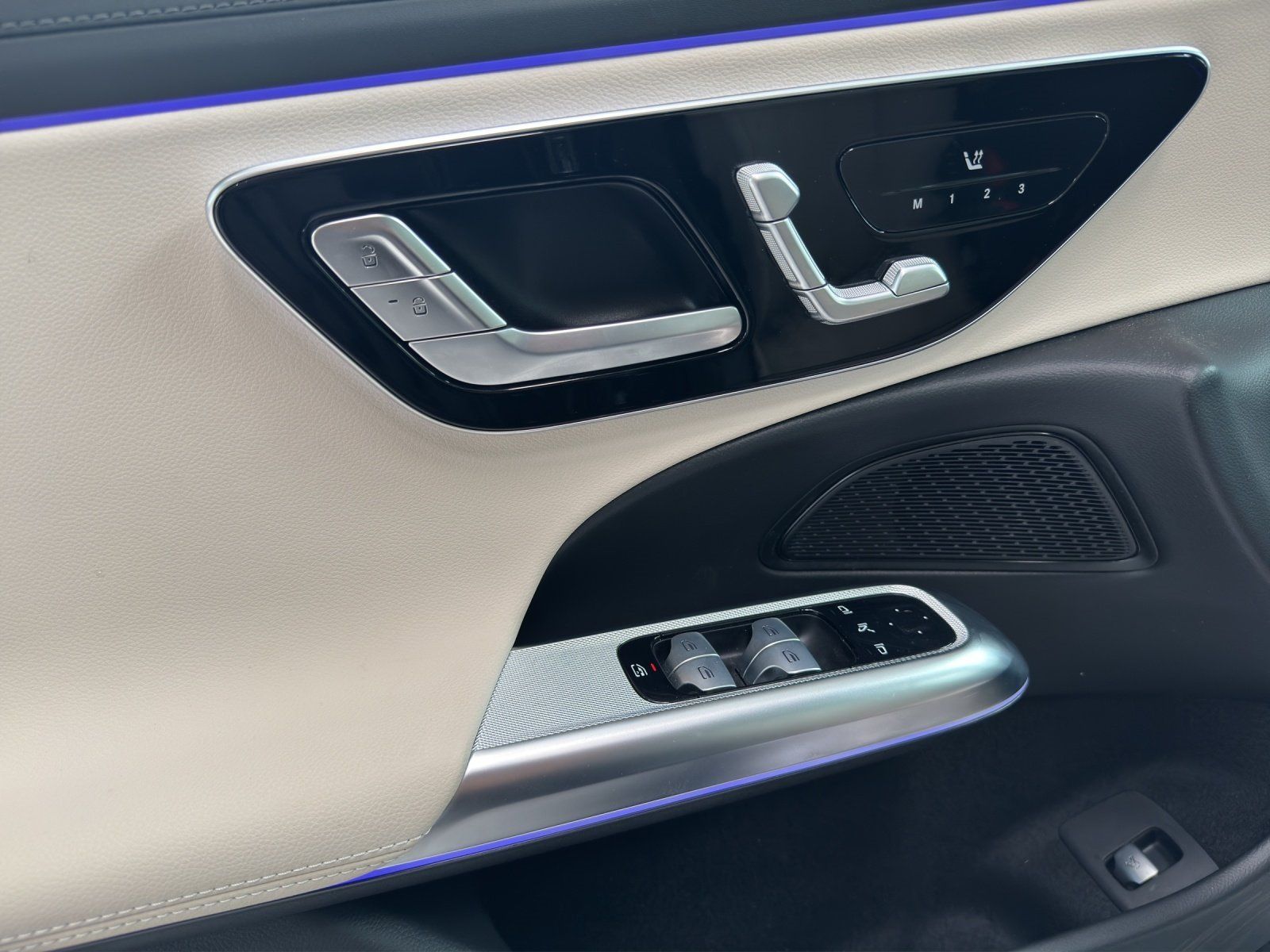 Fahrzeugabbildung Mercedes-Benz E 200 d AMG Pano AHK Memory DISTR 360°