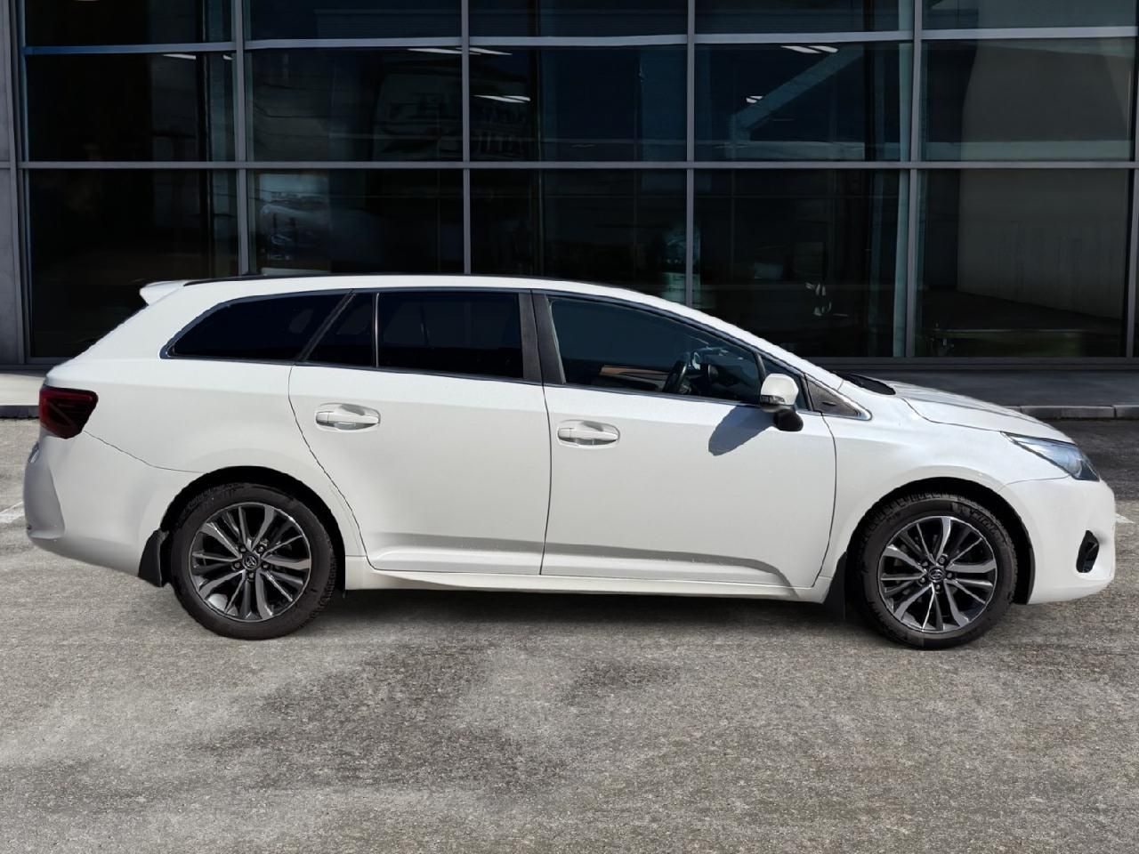 Fahrzeugabbildung Toyota Avensis Touring Sports Business Edition