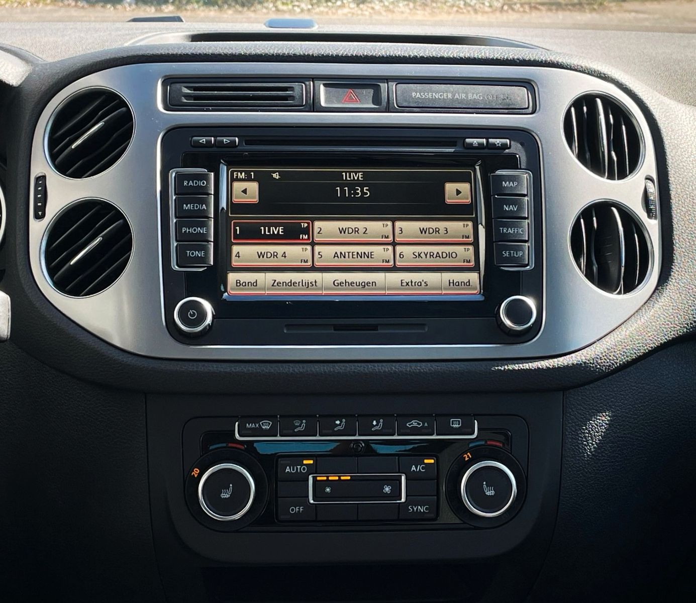 Fahrzeugabbildung Volkswagen TIGUAN 2.0TDI CUP DSG 4M NAVI DYNAUDIO CAM PANO.