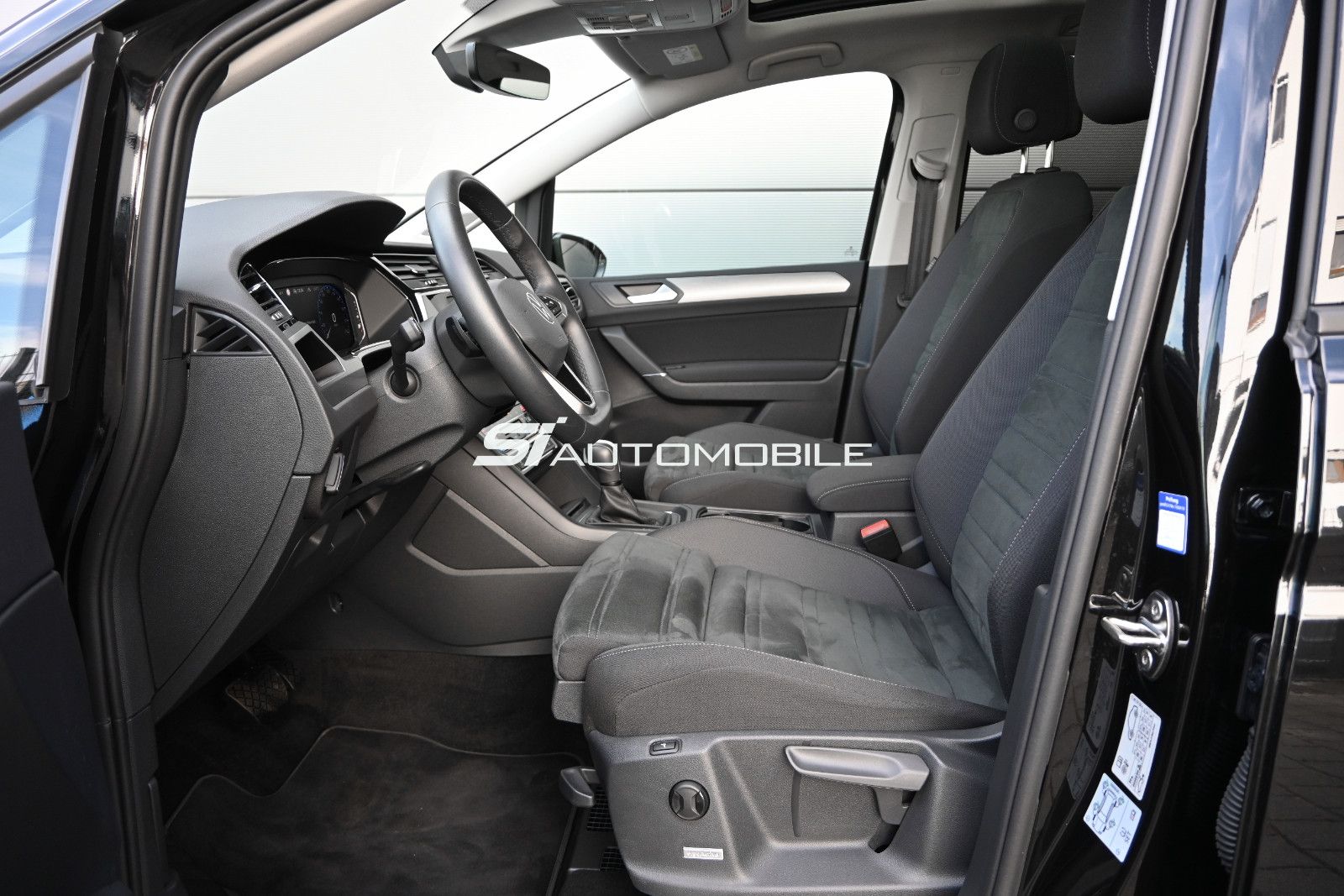Fahrzeugabbildung Volkswagen Touran 1.5 TSI DSG °ACC°AHK°PANO°STHEIZ°MASSAGE°