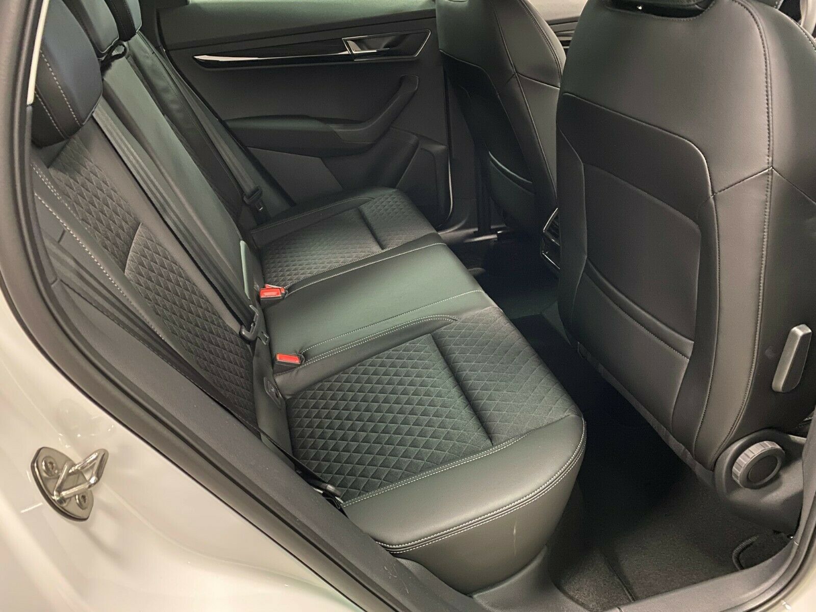 Fahrzeugabbildung SKODA Karoq 1.5l TSI DSG STYLE+ACC+LED+5Jah.GARANTIE