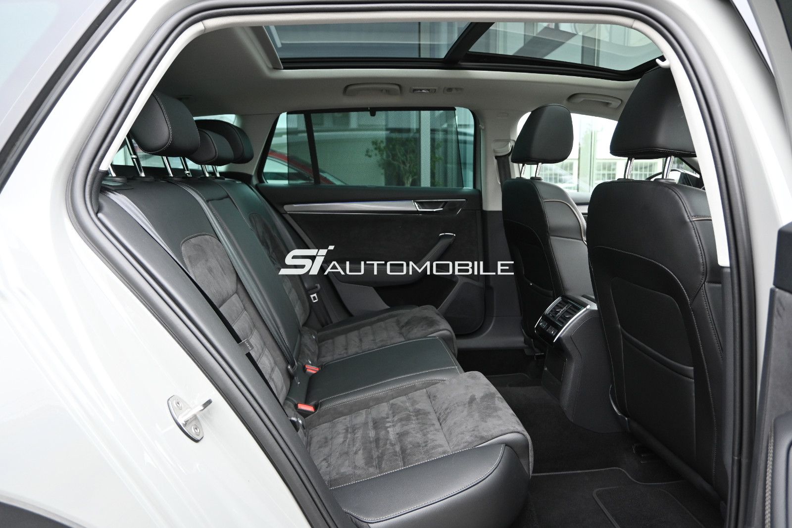 Fahrzeugabbildung SKODA Superb 2.0 TDI DSG 4x4 SCOUT Combi °ACC°AHK°STHZ