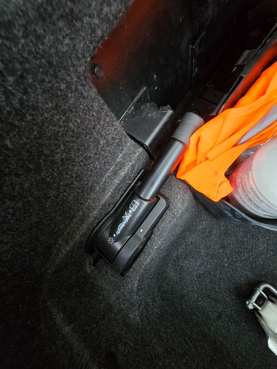 Mercedes-Benz E200 2009 — photo 20