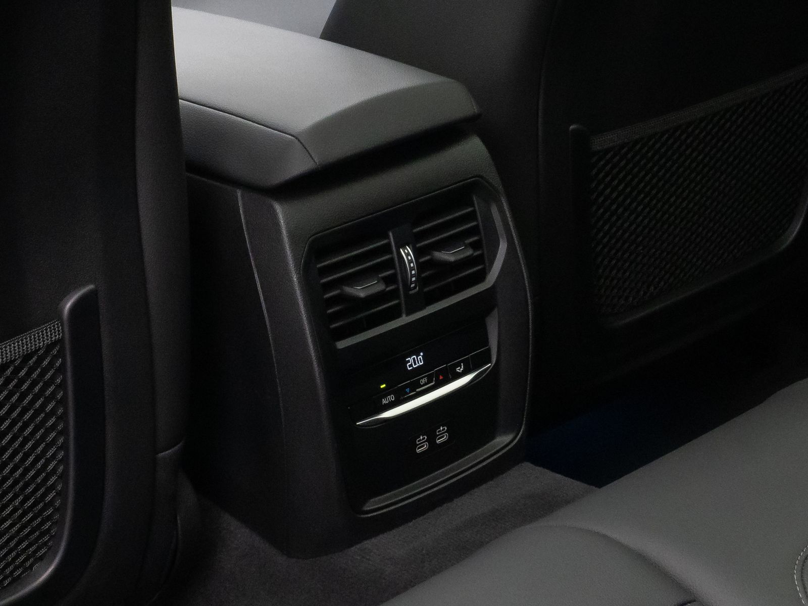 Fahrzeugabbildung BMW 330i  M Sport Panorama 360° HUD DAB H/K 19Zoll