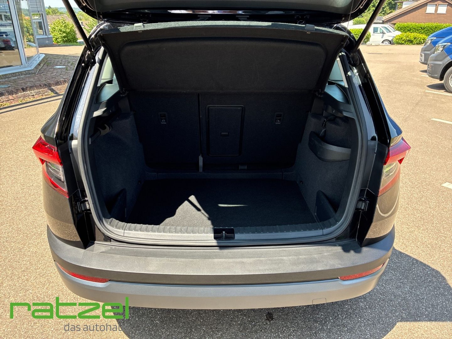 Fahrzeugabbildung SKODA Karoq Ambition TSI LED DAB SHZ Spurwechselassist