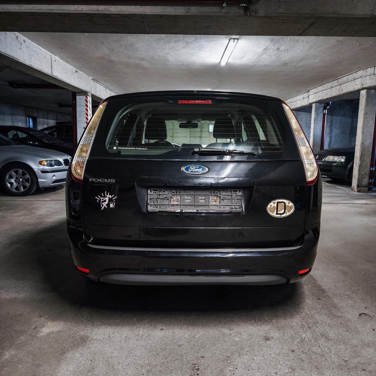 Ford Focus 2010 — rear view