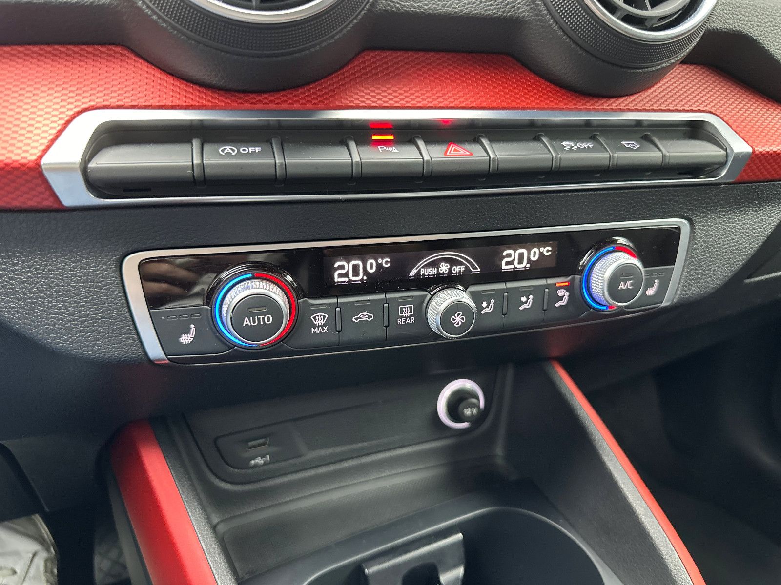 Fahrzeugabbildung Audi Q2 35 TFSI S-LINE/S-TRO/KEY/NAVI/LED/NAV/PDC/DAB