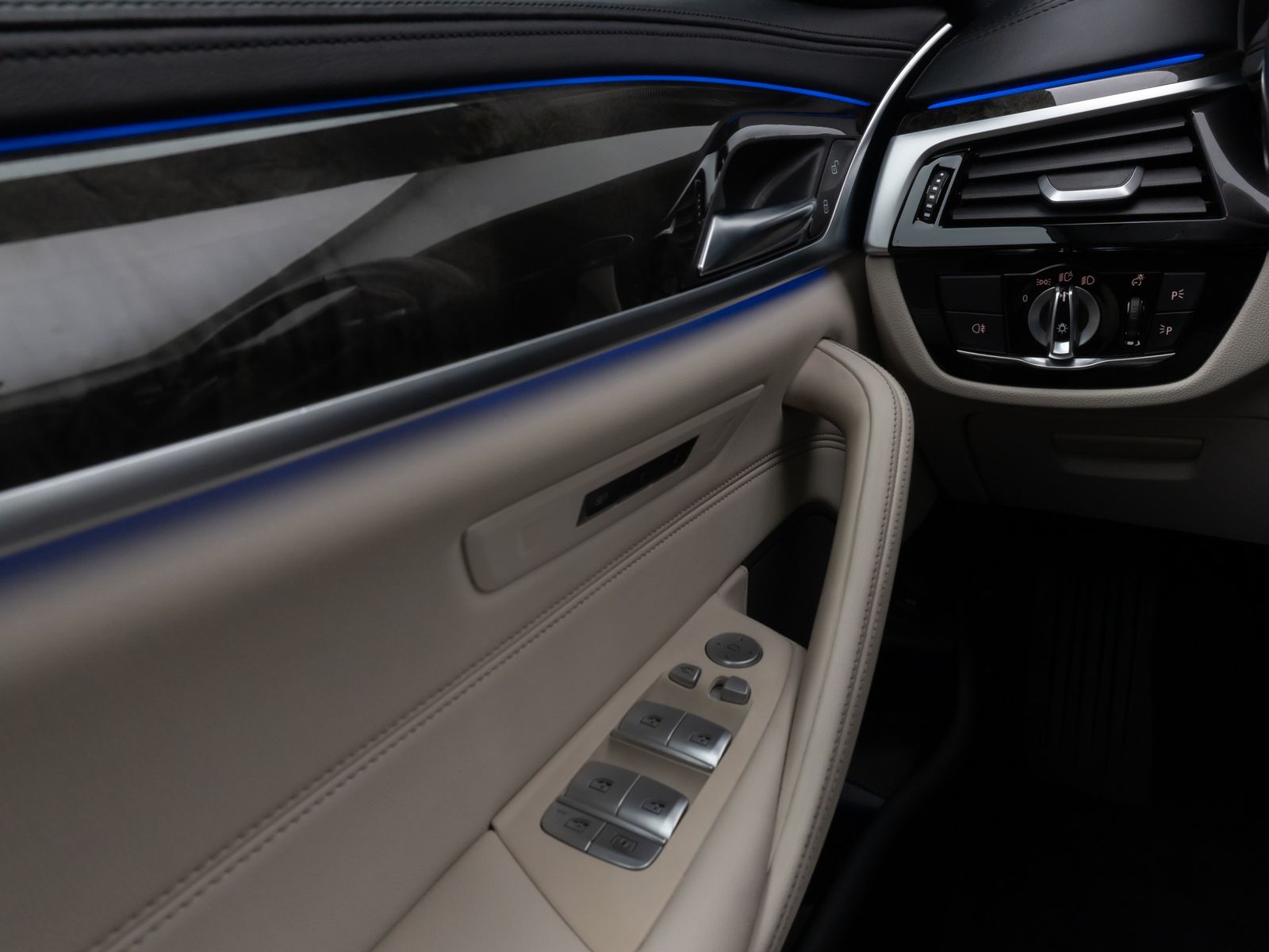 Fahrzeugabbildung BMW 520d Luxury Line Glasdach Kamera HUD DAB H/K 19"