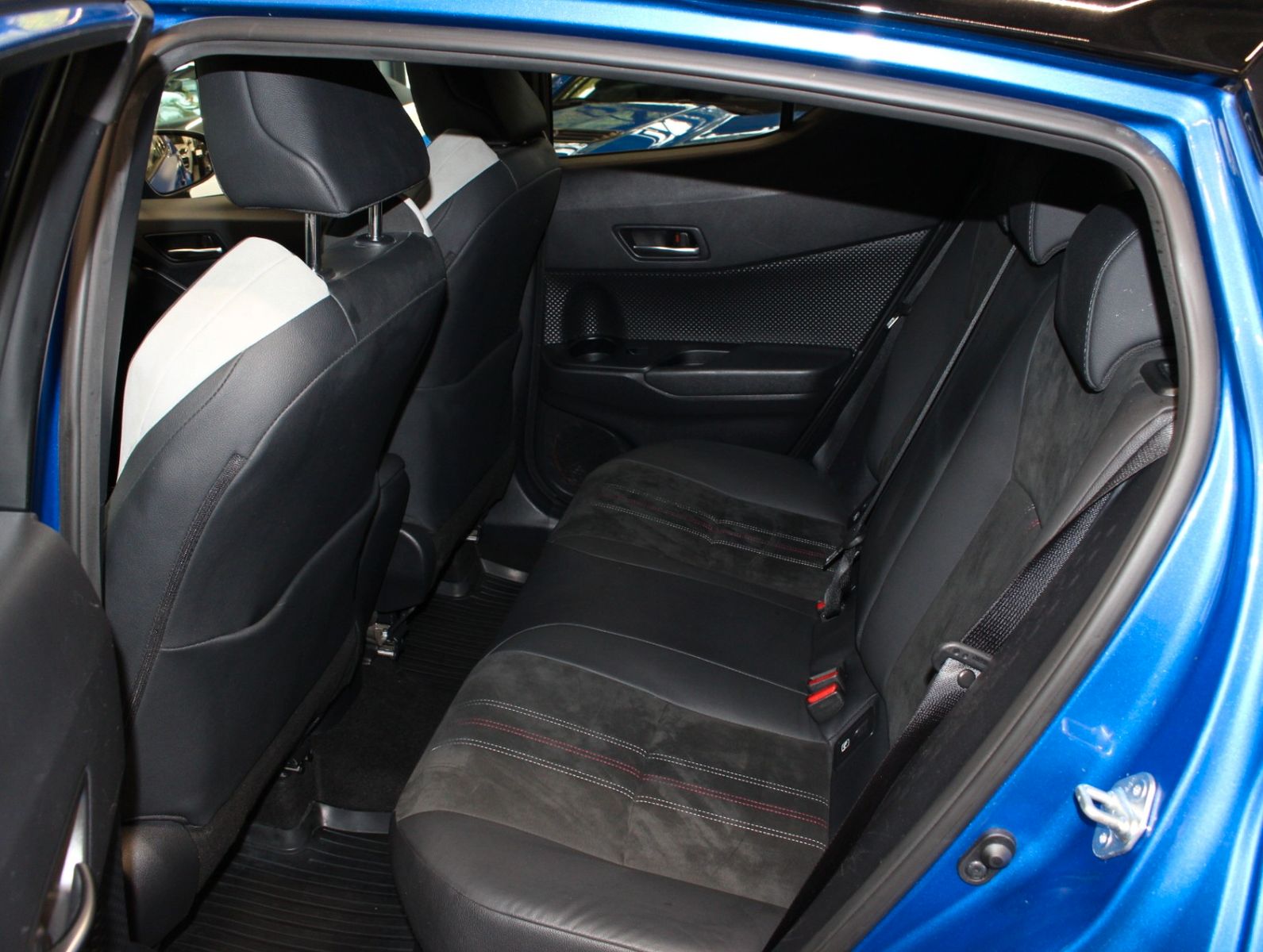 Fahrzeugabbildung Toyota C-HR Hybrid GR Sport 2.0 EU6d Kamera+Navi+LED