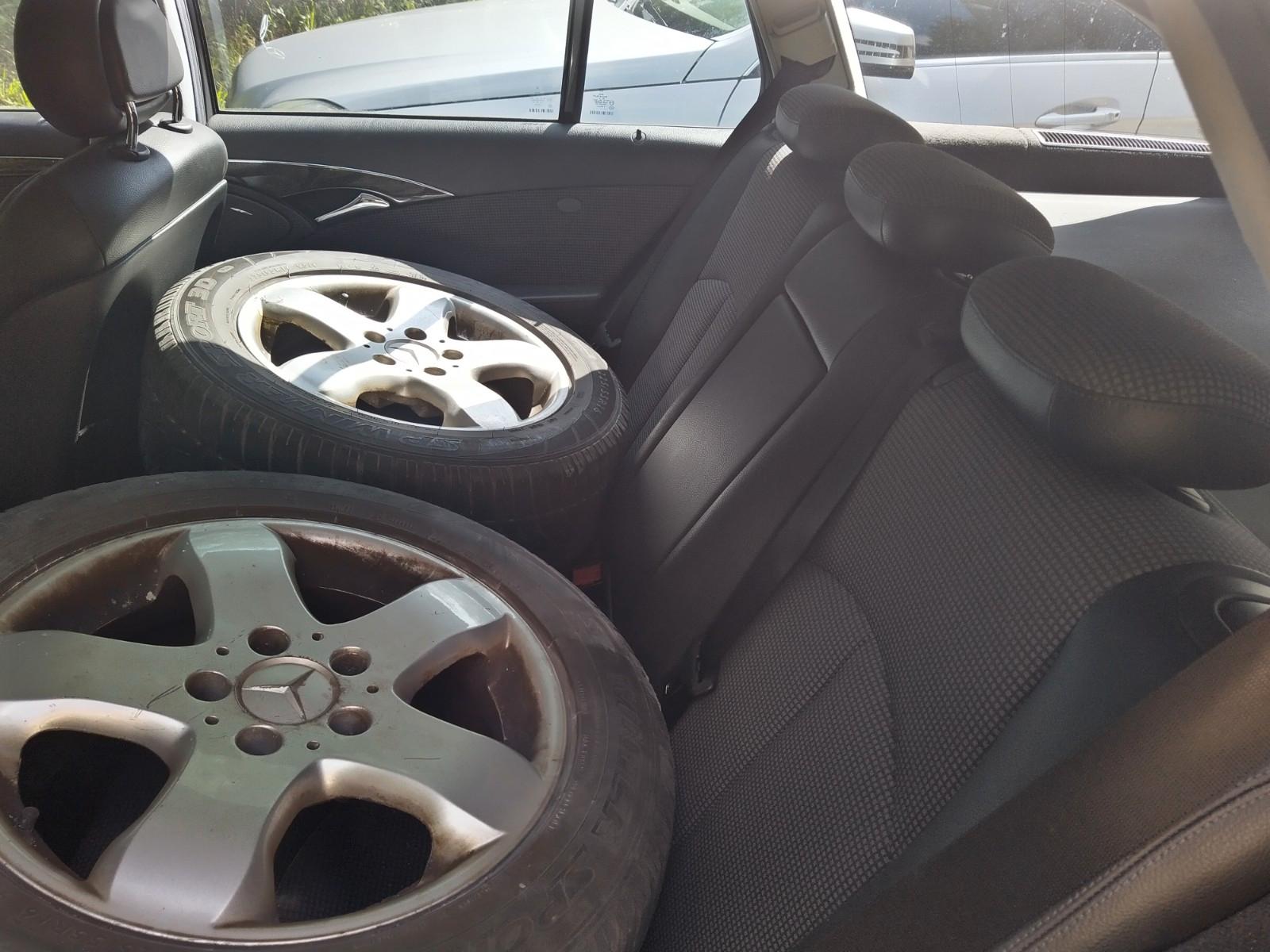 Mercedes-Benz E220 2004 — photo 13