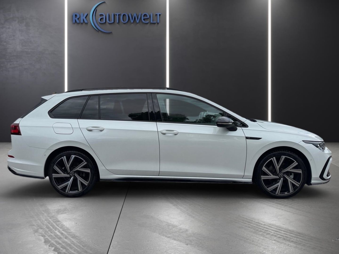 Volkswagen Golf Variant VIII R-Line 2.0 TSI RearView Matrix foto 3