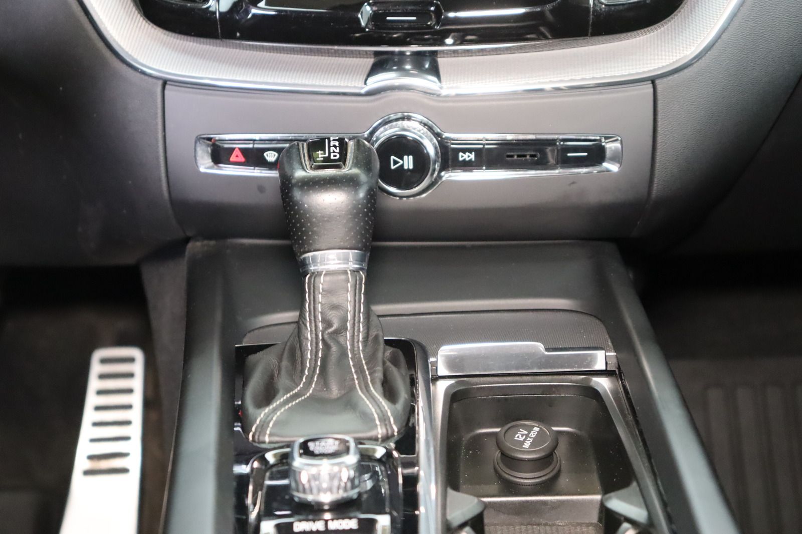 Fahrzeugabbildung Volvo XC60 D4 AWD R - Design aus 1. Hand