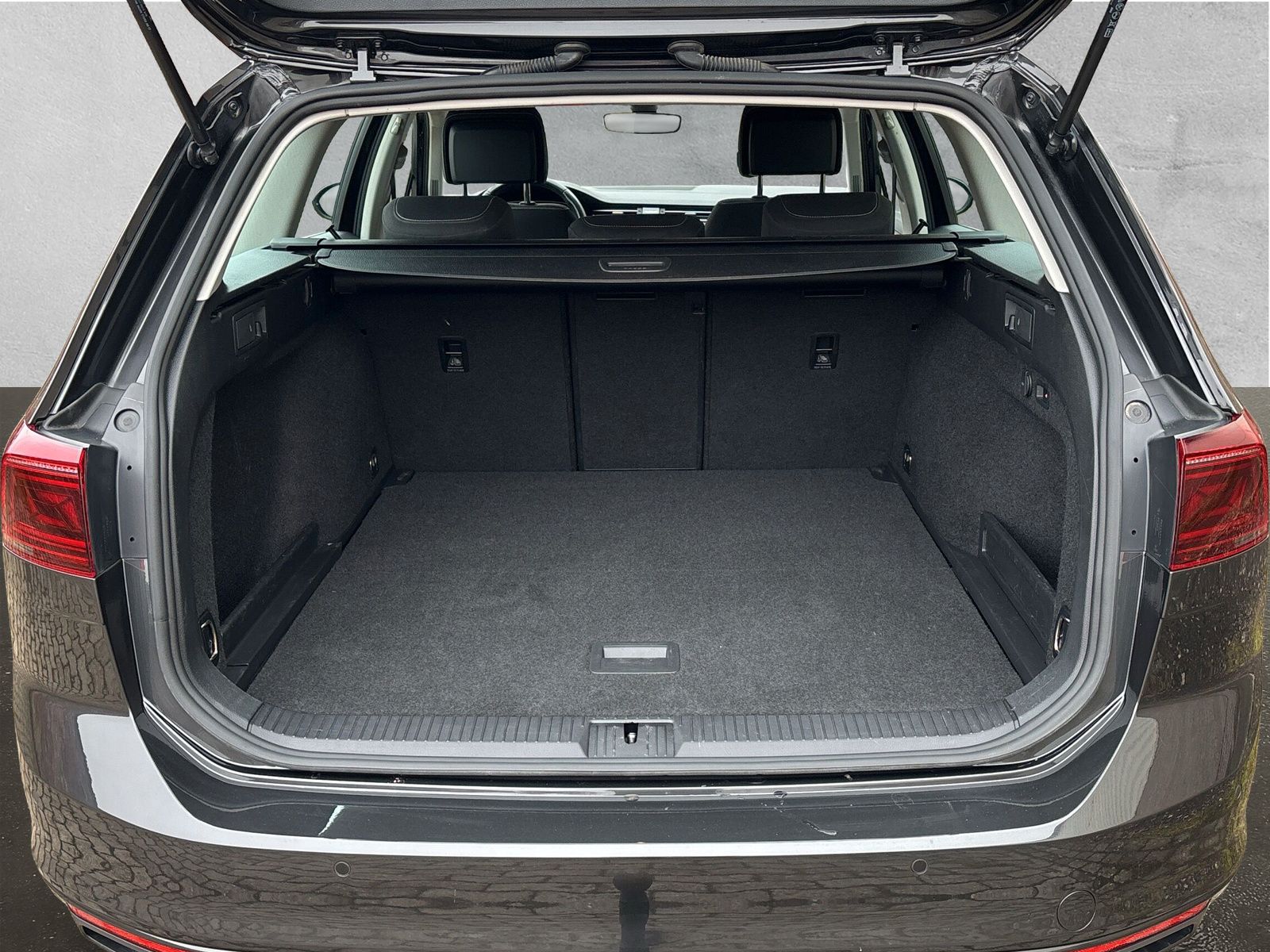 Fahrzeugabbildung Volkswagen Passat Variant 1.5 TSI Business AHK Kamera AppCo