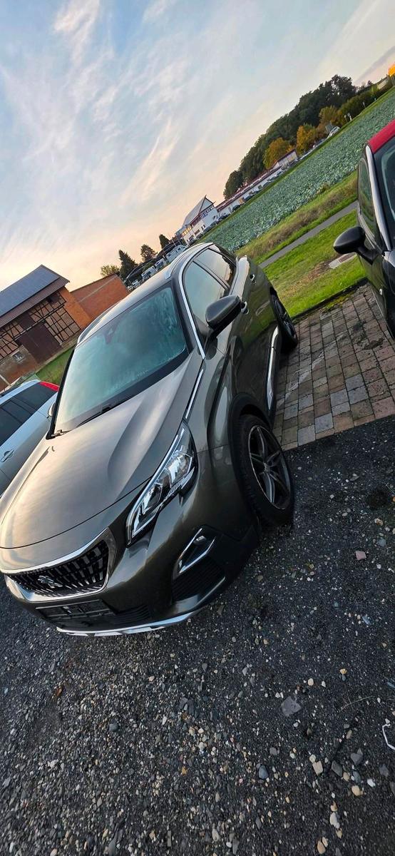 Peugeot e-3008