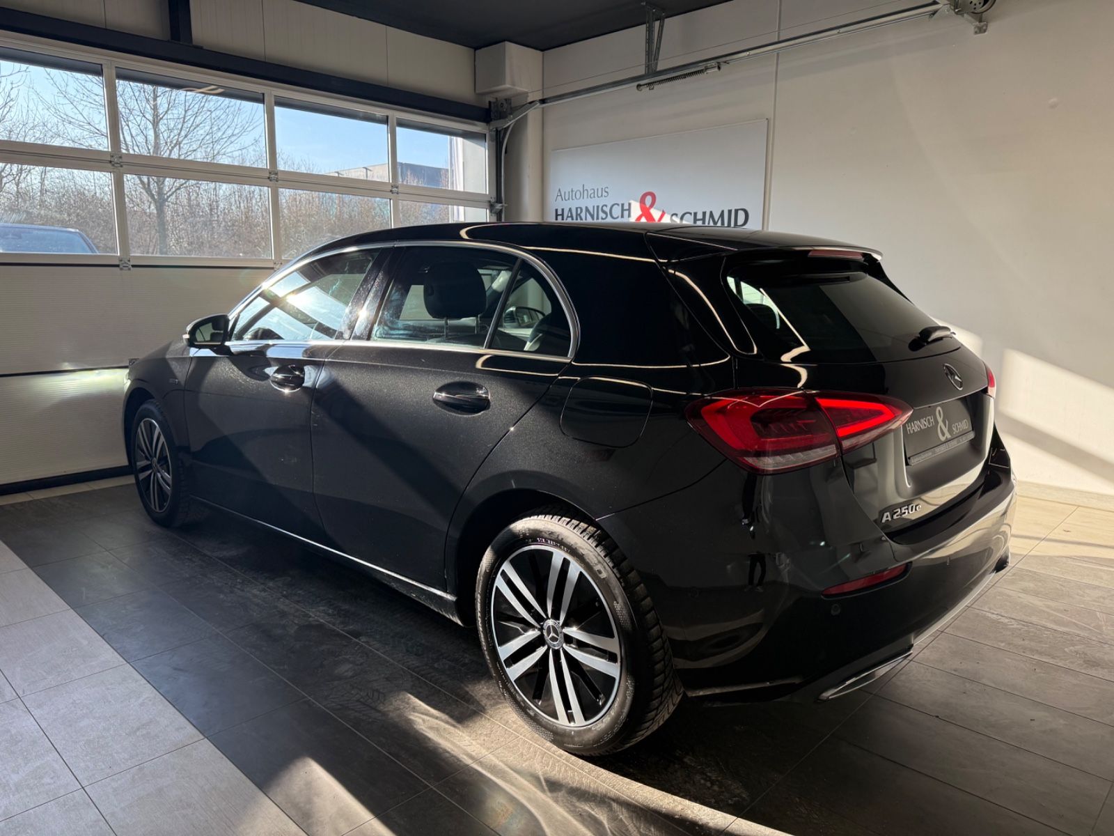 Fahrzeugabbildung Mercedes-Benz A 250 e Progressive DAB Licht- u. Sicht-Paket